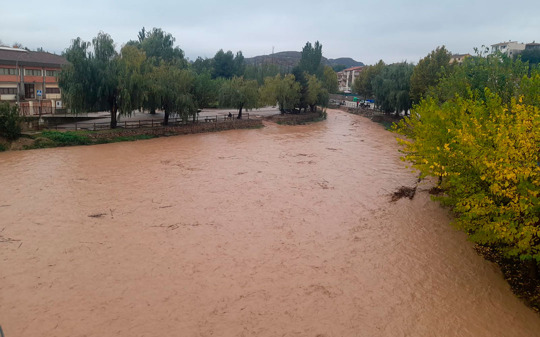 Crecida del río Martín a su paso por Albalate. A la izquierda, el colegio, donde terminaron las clases a mediodía por precaución. / L.C.