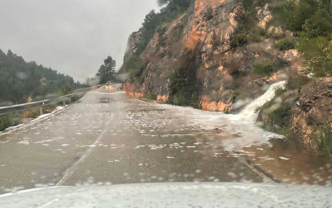 Numerosos barrancos han condicionado el tráfico en la carretera de Beceite./ L.C.