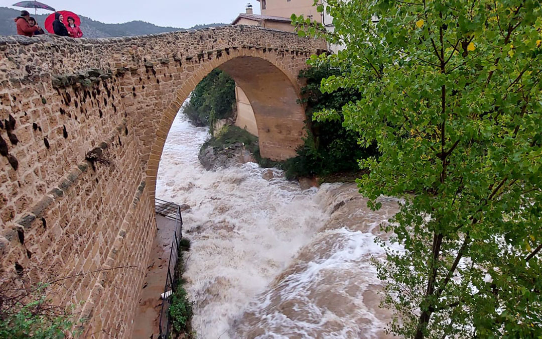 El Matarraña a su paso por Beceite durante el jueves por la mañana./ J.L.