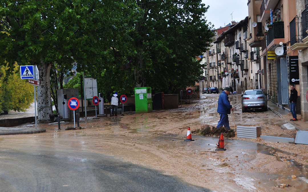 La intensa lluvia ha anegado algunos viales de Valderrobres./ J.L.